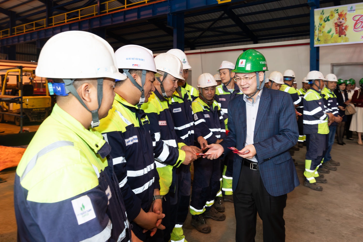 Đồng chí Phạm Tuấn Anh thăm hỏi sức khỏe và mừng tuổi cán bộ, nhân viên, người lao động NMNĐ Thái Bình 2