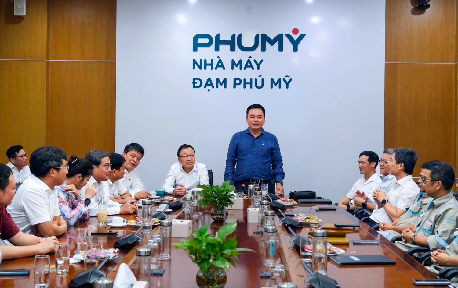 Ông Nguyễn Xuân Hòa – Bí thư Đảng ủy, Chủ tịch HĐQT Tổng công ty, biểu dương đội ngũ người lao động trực Tết giúp Nhà máy Đạm Phú Mỹ giữ được nhịp hoạt động thông suốt trong suốt kỳ nghỉ Tết dài ngày.