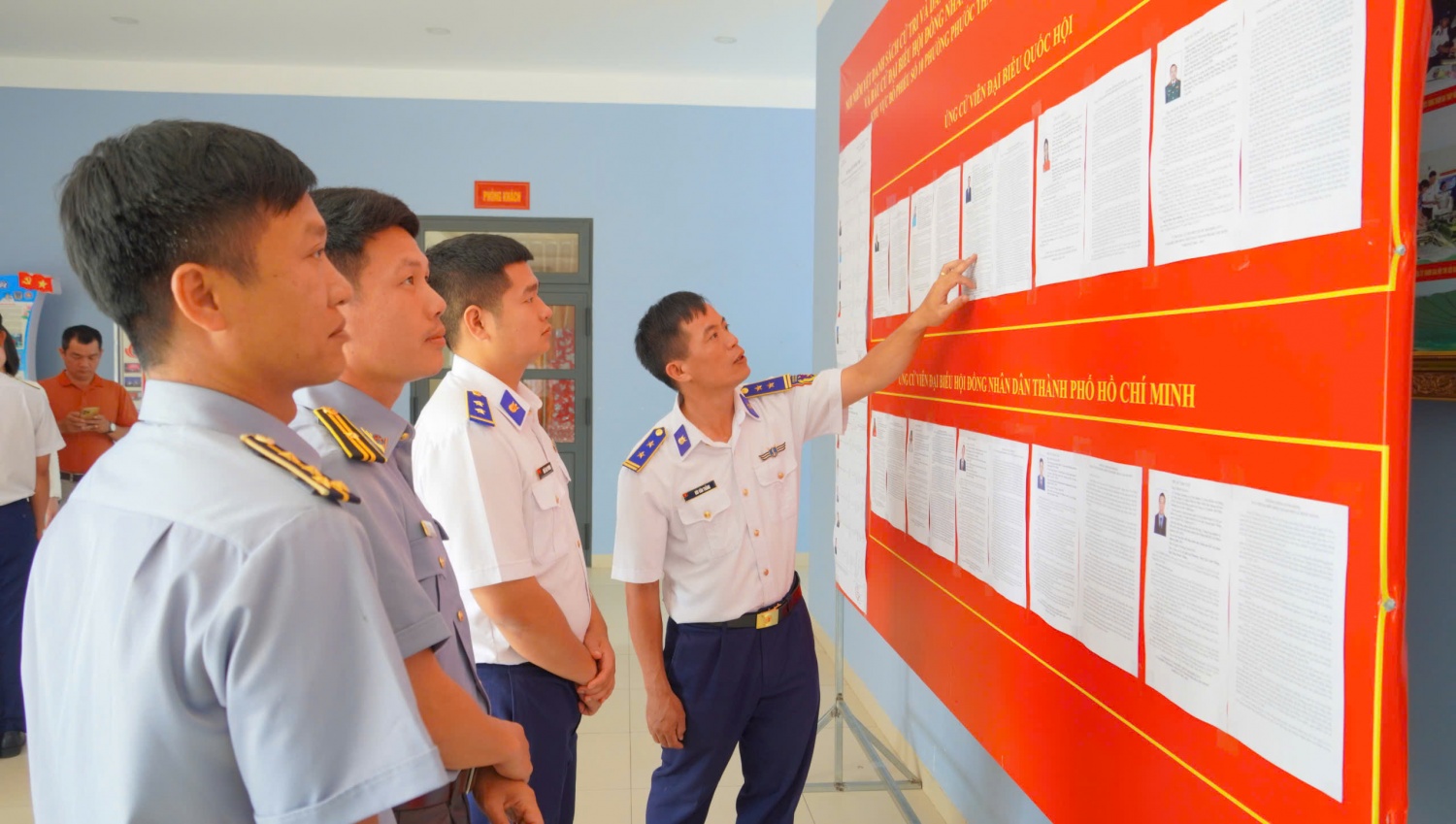 Các cử tri tìm hiểu tiểu sử và chương trình hành động của các ứng cử viên đại biểu Quốc hội khóa XVI và đại biểu HĐND TP HCM khóa XI.