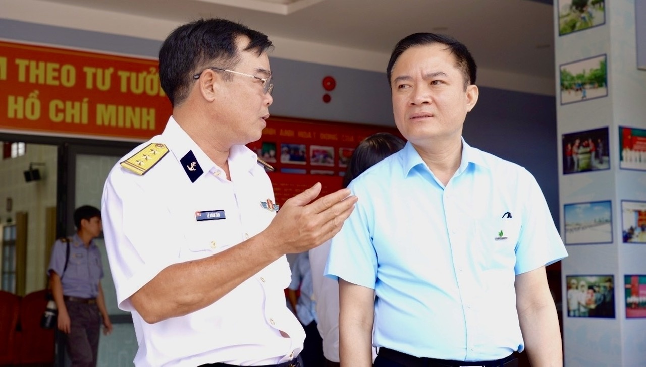 Đồng chí Lê Ngọc Sơn tiếp xúc, trao đổi với cử tri bên lề hội nghị.