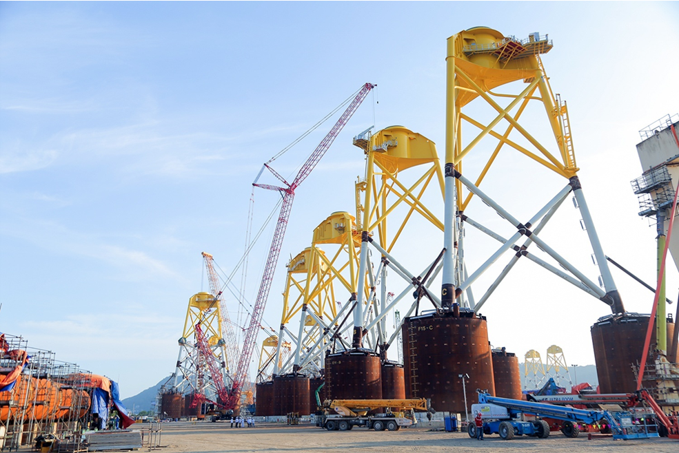 Thi công chân đế điện gió ngoài khơi tại Trung tâm Công nghiệp Năng lượng và Hậu cần Kỹ thuật Petrovietnam/PTSC (Vũng Tàu, TP HCM).
