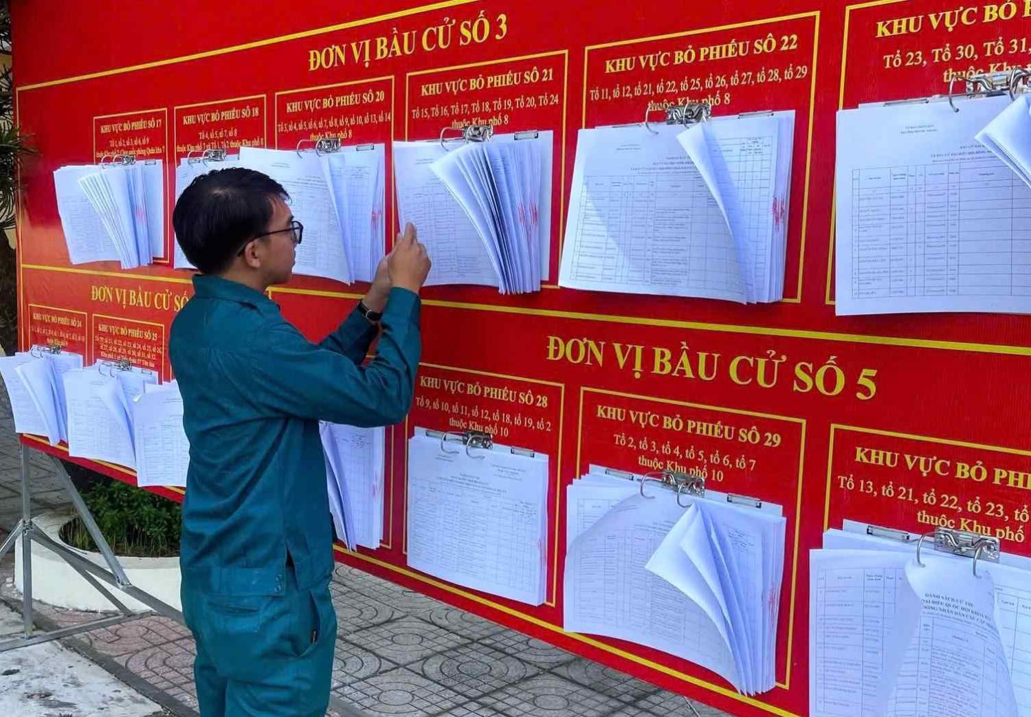 Phường Phước Thắng (TP HCM) niêm yết danh sách cử tri tại các khu vực bỏ phiếu.