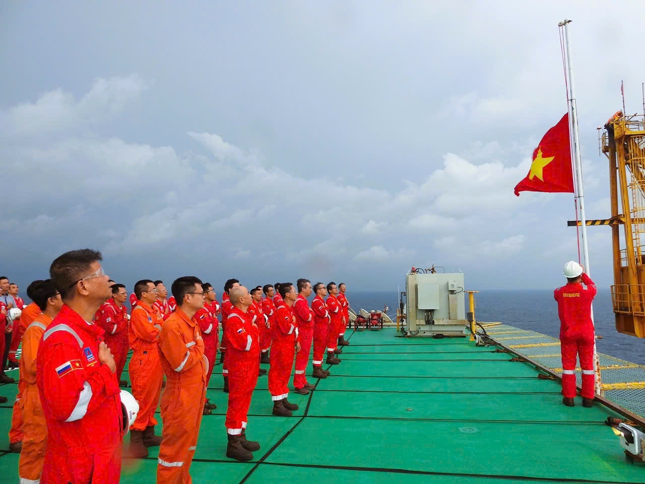 Nghi thức chào cờ trên giàn PQP - Hải Thạch.