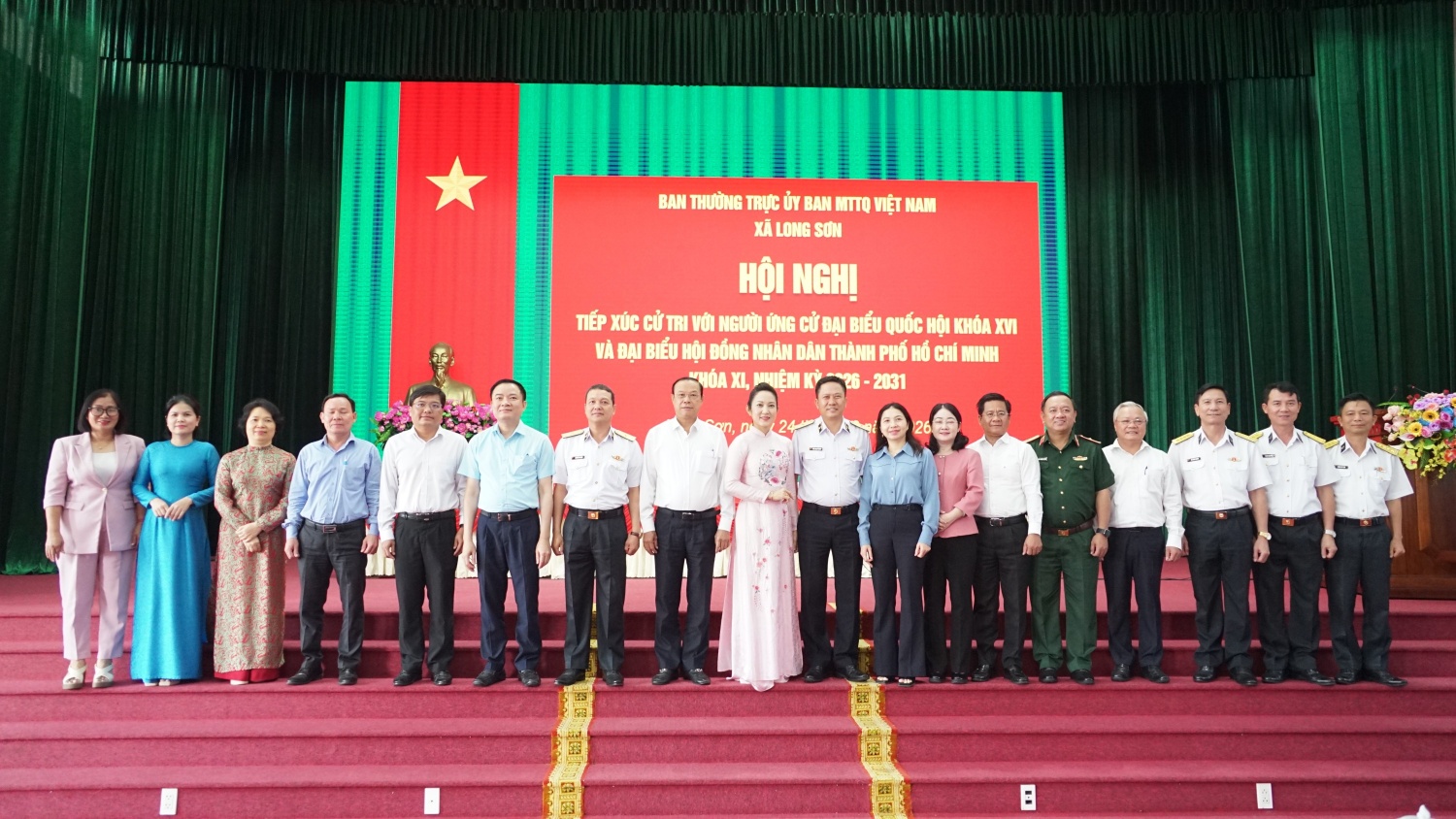 Các đồng chí ứng cử đại biểu Quốc hội và đại biểu Hội đồng nhân dân cùng các cử tri Vùng 2 Hải quân.