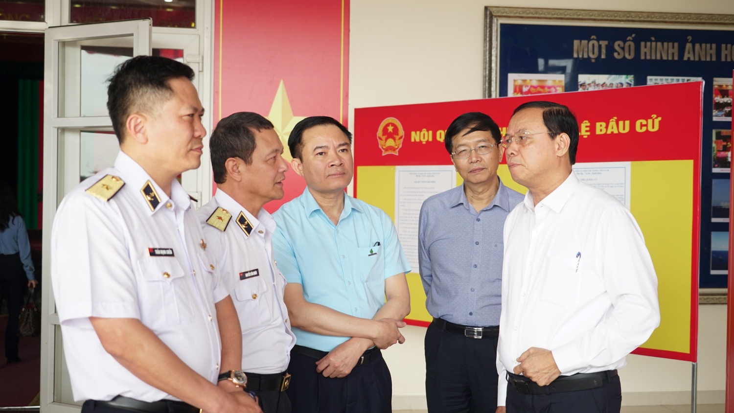 Đồng chí Nguyễn Văn Thọ - Ủy viên Ban Thường vụ Thành ủy, Phó Chủ tịch thường trực Hội đồng nhân dân TP. Hồ Chí Minh , Ứng cử viên Đại biểu Hội đồng nhân dân Thành phố và đồng chí Lê Ngọc Sơn - Ứng cử viên Đại biểu Quốc hội, cùng đồng chí Trần Quang Dũng - Phó Bí thường trực Đảng ủy Petrovietnam trao đổi với cử tri Vùng 2 Hải quân bên lề Hội nghị.