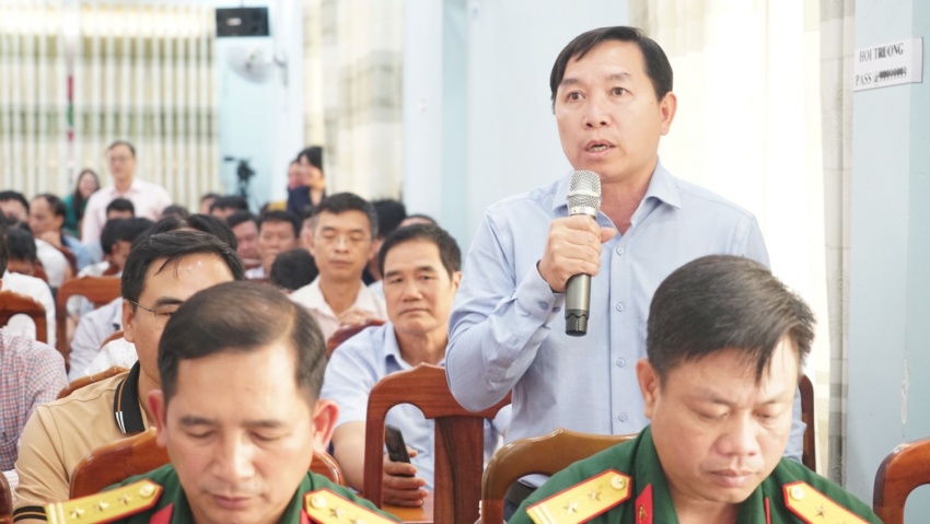 Đồng chí Phạm Minh Tuấn - cán bộ đang làm việc trên giàn khai thác của Vietsovpetro - đại diện cử tri là người lao động ngành năng lượng - dầu khí mong muốn được nghe rõ hơn các kế hoạch đầu tư, phát triển của Tập đoàn tại TP Hồ Chí Minh trong thời gian tới.