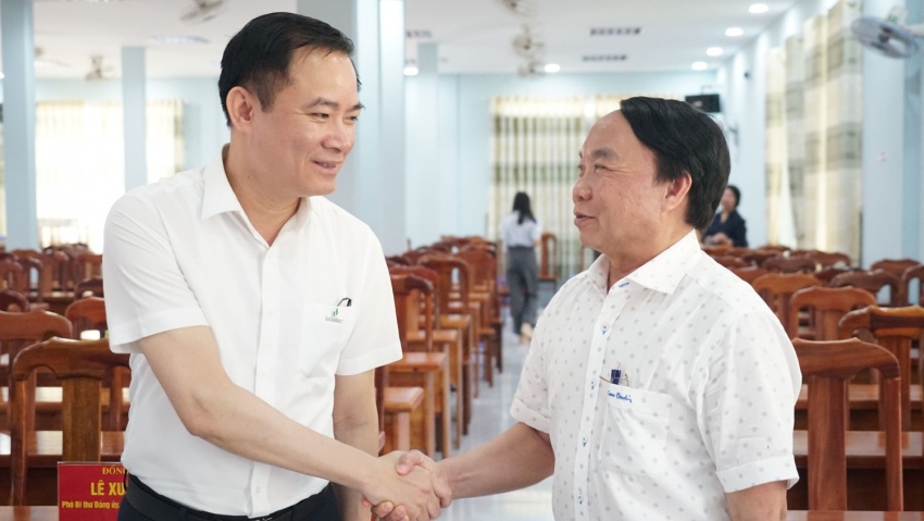 Đồng chí Lê Ngọc Sơn trao đổi với cử tri bên lề hội nghị.
