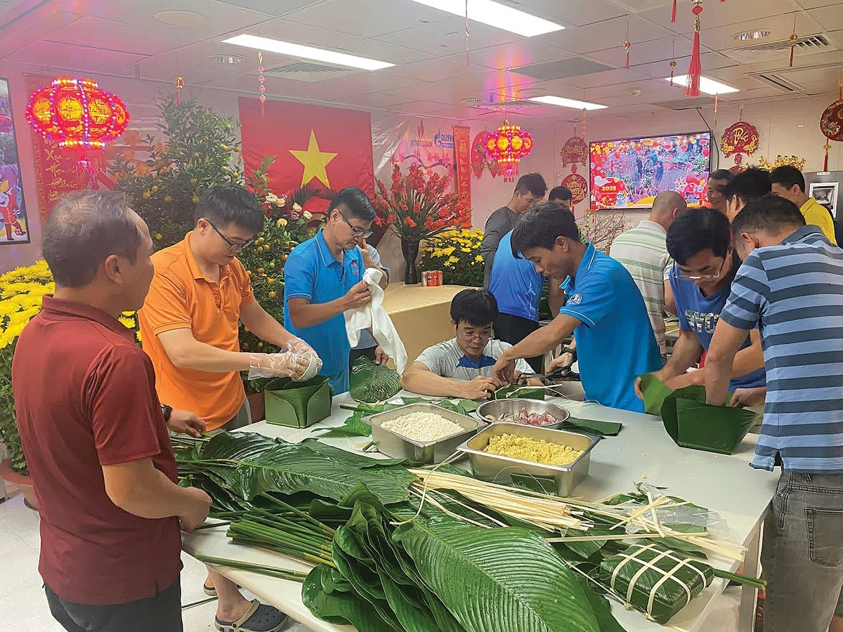 Cán bộ, nhân viên giàn khai thác Hải Thạch - Mộc Tinh của BIENDONG POC gói bánh chưng đón Tết Bính Ngọ 2026.