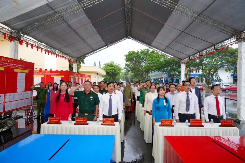Đại biểu và cử tri thực hiện nghi thức chào cờ.