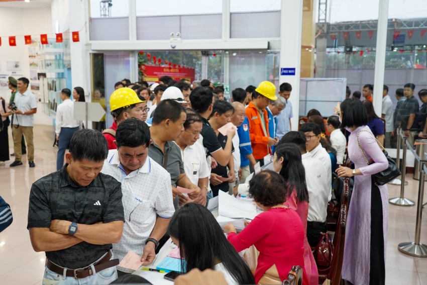 Các cử tri thực hiện các quy trình bỏ phiếu.