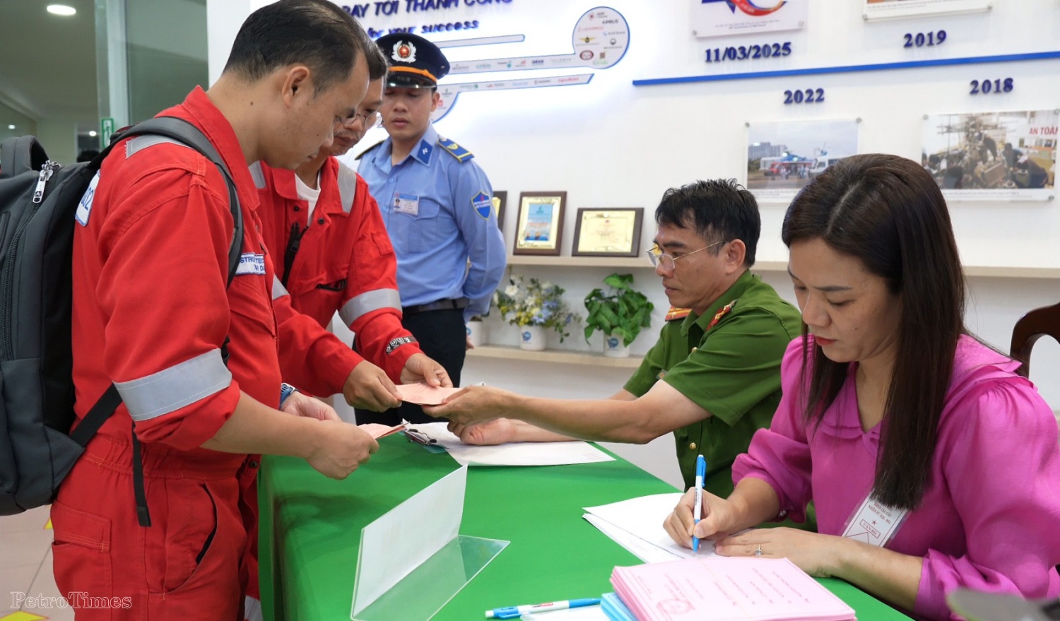 Cử tri đã hoàn thành bỏ phiếu sớm của mình, để ra giàn tiếp tục công việc 
