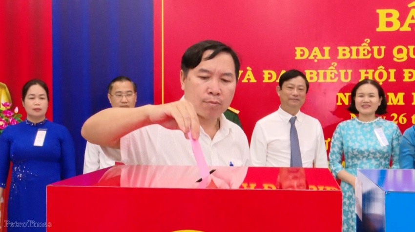Cử tri Phạm Minh Tuấn, Giàn trưởng giàn CTK3, Liên doanh Vietsovpetro, là cử tri đầu tiên thực hiện bỏ phiếu tại khu vực bỏ phiếu số 7, phường Tam Thắng.