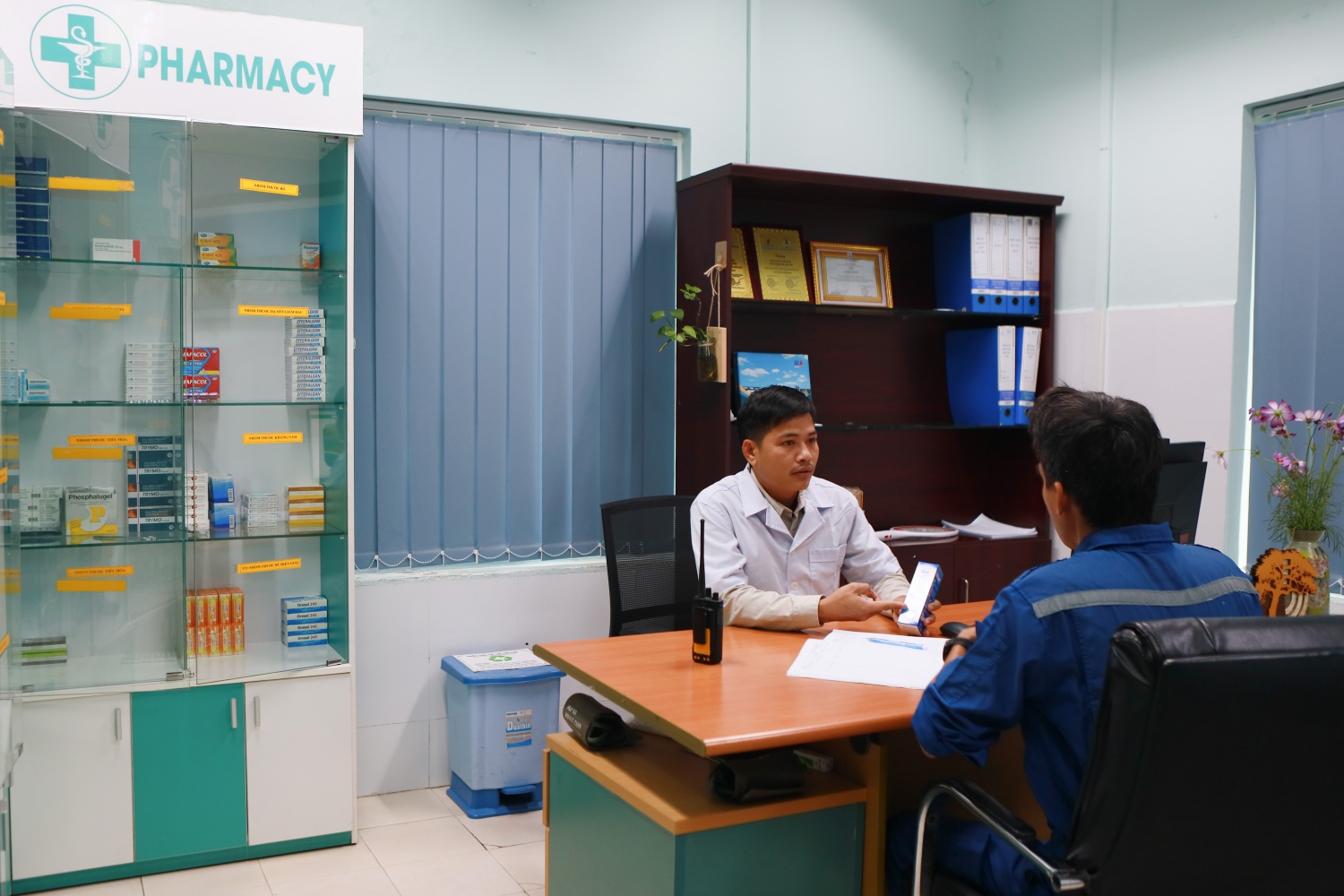 Anh Bùi Văn Toản - nhân viên y tế tại Trạm Y tế NMLD Dung Quất khám sức khỏe và cấp phát thuốc cho nhân sự BSR.