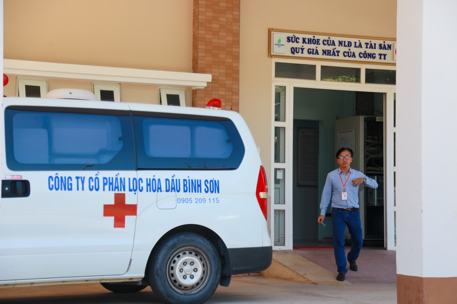 Trạm Y tế NMLD Dung Quất không chỉ đơn thuần là nơi tiếp nhận, khám chữa bệnh cho CBCNV công ty, đây còn là tuyến đầu trong công tác bảo đảm sức khỏe cho mọi nhân sự đến làm việc tại nhà máy.