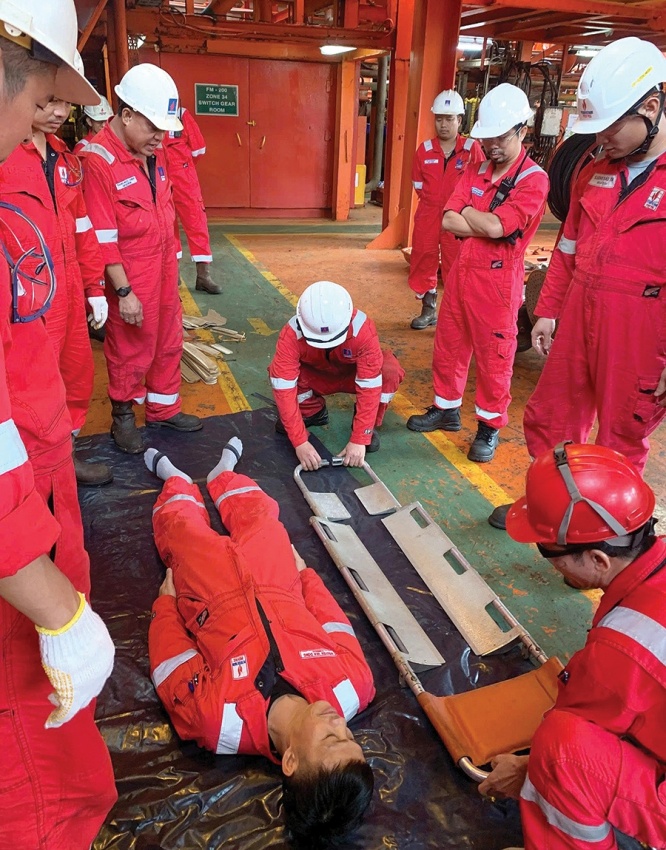 Bác sĩ Lèng Văn Chi hướng dẫn cứu nạn, cứu hộ cho các thành viên làm việc trên giàn Đại Hùng 01