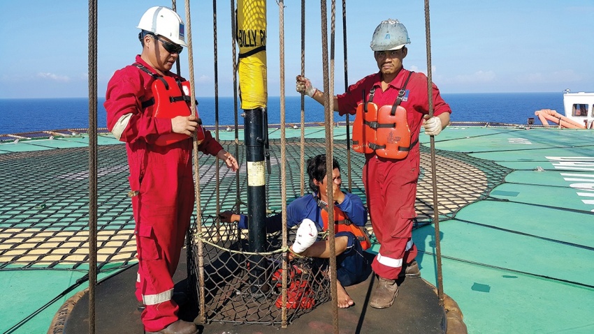 Kỹ sư giàn Đại Hùng 01 vận chuyển ngườibị thương sau khi sơ cứu lên giàn