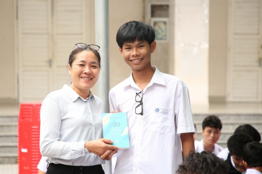 Học sinh hào hứng tham gia tìm hiểu về ngành dầu khí - năng lượng và nhận những phần quà ý nghĩa