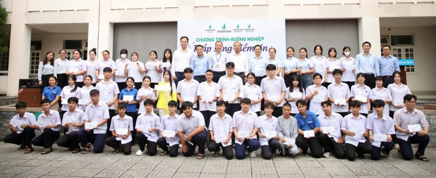 Thầy cô, học sinh Trung tâm GDTX khu vực Bà Rịa - Vũng Tàu cùng đại biểu của Petrovietnam, PV GAS, PVU và PV College tham dự chương trình.