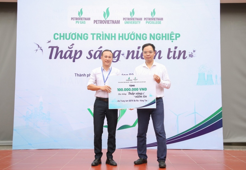 Ông Lê Hoài Bắc - Phó Bí thư Đoàn Thanh niên Petrovietnam, Bí thư Đoàn Thanh niên PV GAS trao tặng bảng tài trợ 100 triệu đồng học bổng “Thắp sáng niềm tin” cho Trung tâm GDTX Bà Rịa - Vũng Tàu.