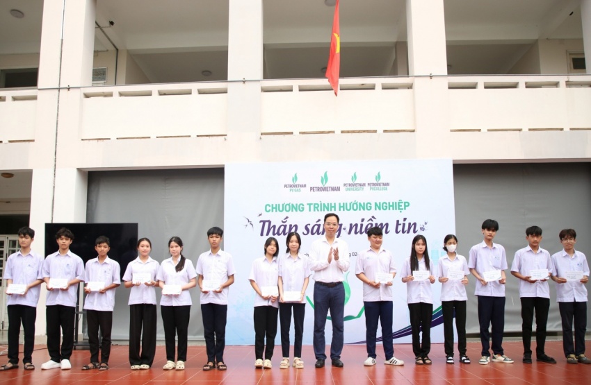 Ông Lê Hoài Bắc trao học bổng cho các em học sinh.