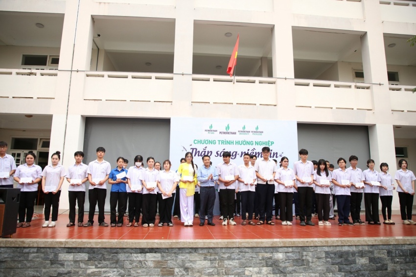Ông Lê Quốc Phong - Phó Hiệu trưởng PVU trao học bổng cho các em học sinh.