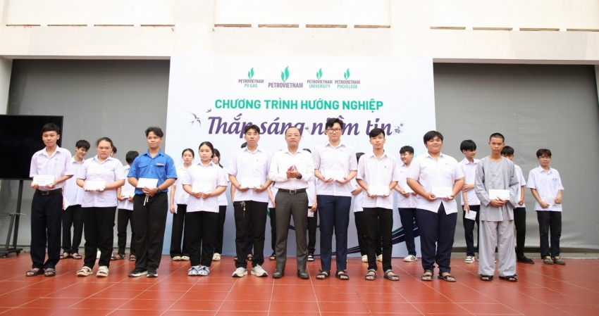 Ông Lương Quốc Kông - Phó Hiệu trưởng PV College trao học bổng cho các em học sinh.
