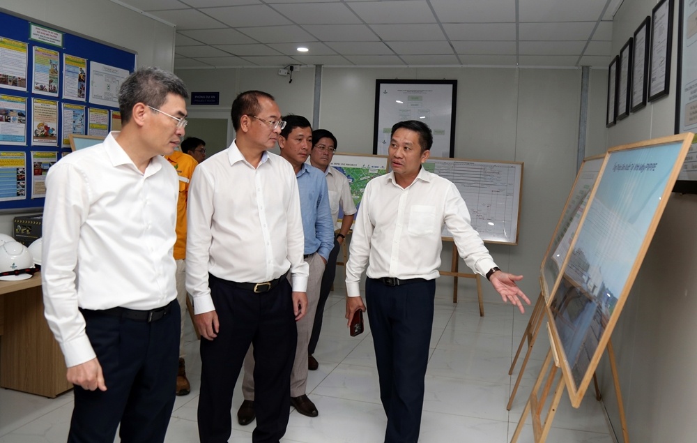 Đoàn công tác thăm công trường Trạm phân phối khí, Dự án đường ống dẫn khí Lô B.