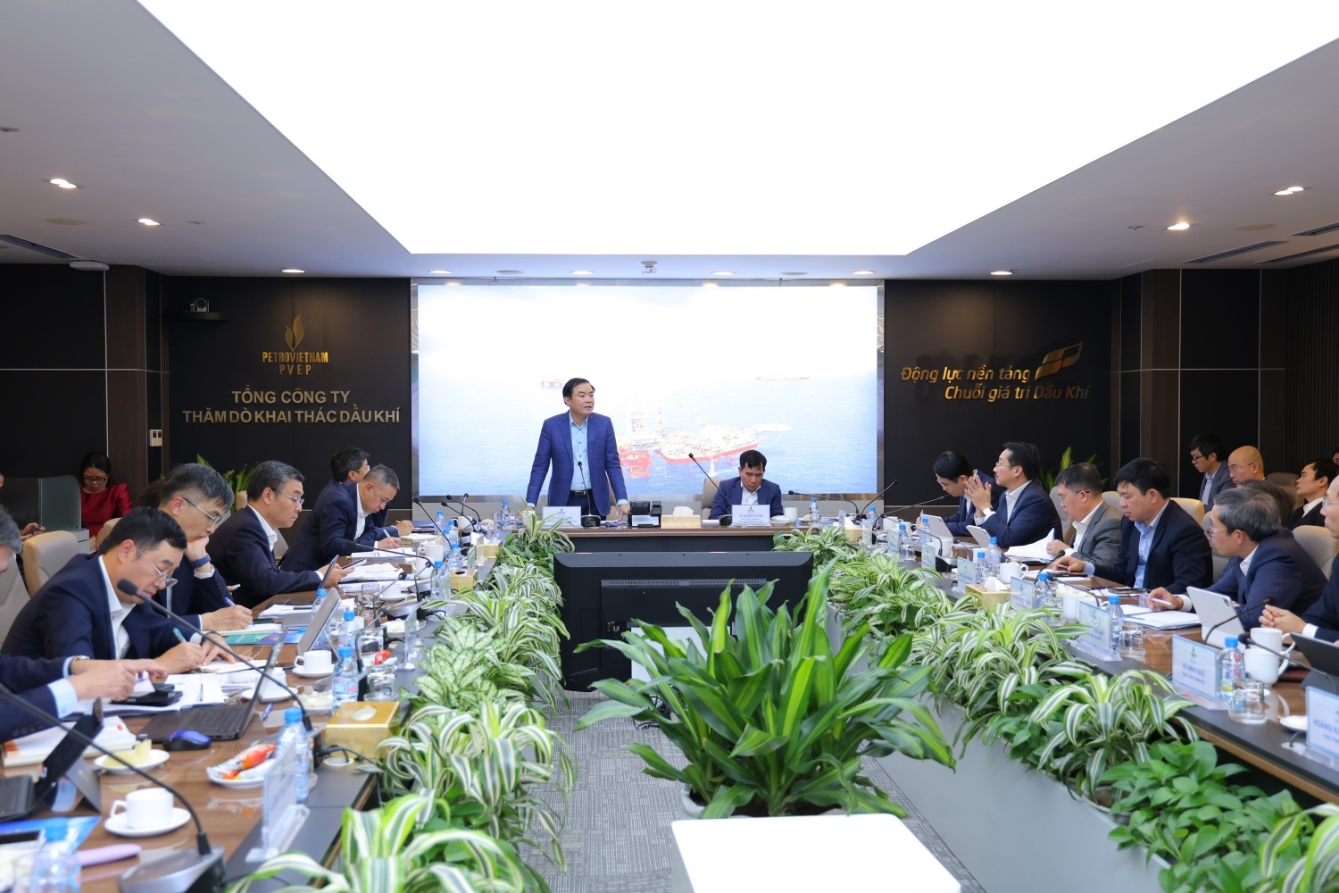 Chủ tịch HĐTV Petrovietnam Lê Ngọc Sơn chủ trì buổi làm việc với PVEP về công tác năm 2026.
