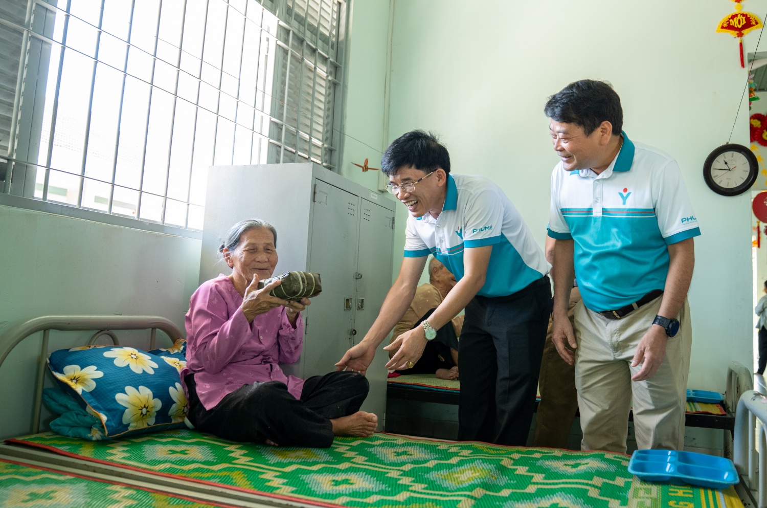 Chương trình “Ngàn tấm bánh - Vạn nghĩa tình” do Công đoàn PVFCCo - Phú Mỹ triển khai, mang theo tình cảm và sự sẻ chia của tập thể CBCNV Tổng công ty trao tặng đến các hoàn cảnh neo đơn tại các trung tâm bảo trợ xã hội trên địa bàn TP HCM.