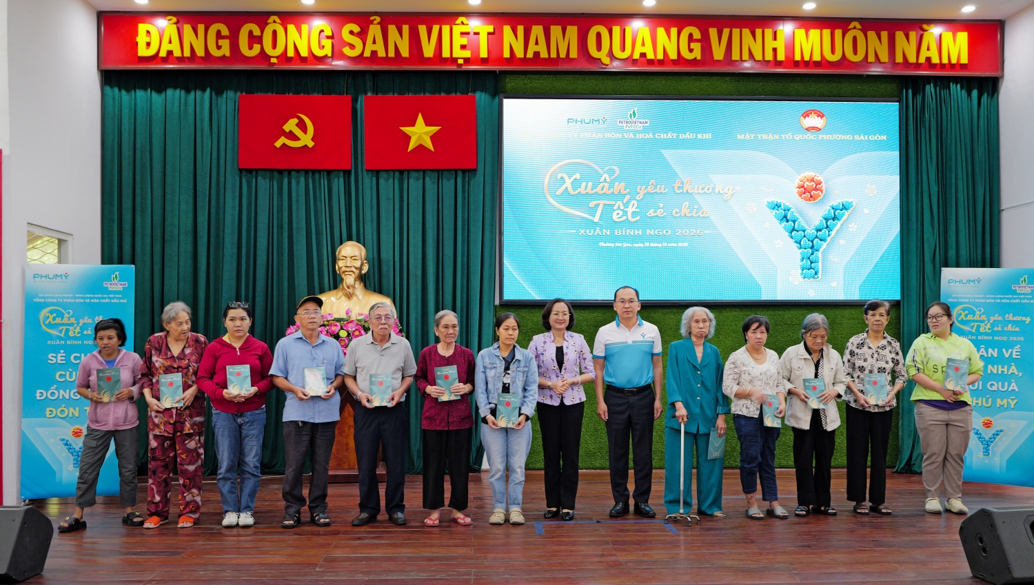 PVFCCo - Phú Mỹ đồng hành cùng phường Sài Gòn chăm lo Tết cho bà con khó khăn trên địa bàn.