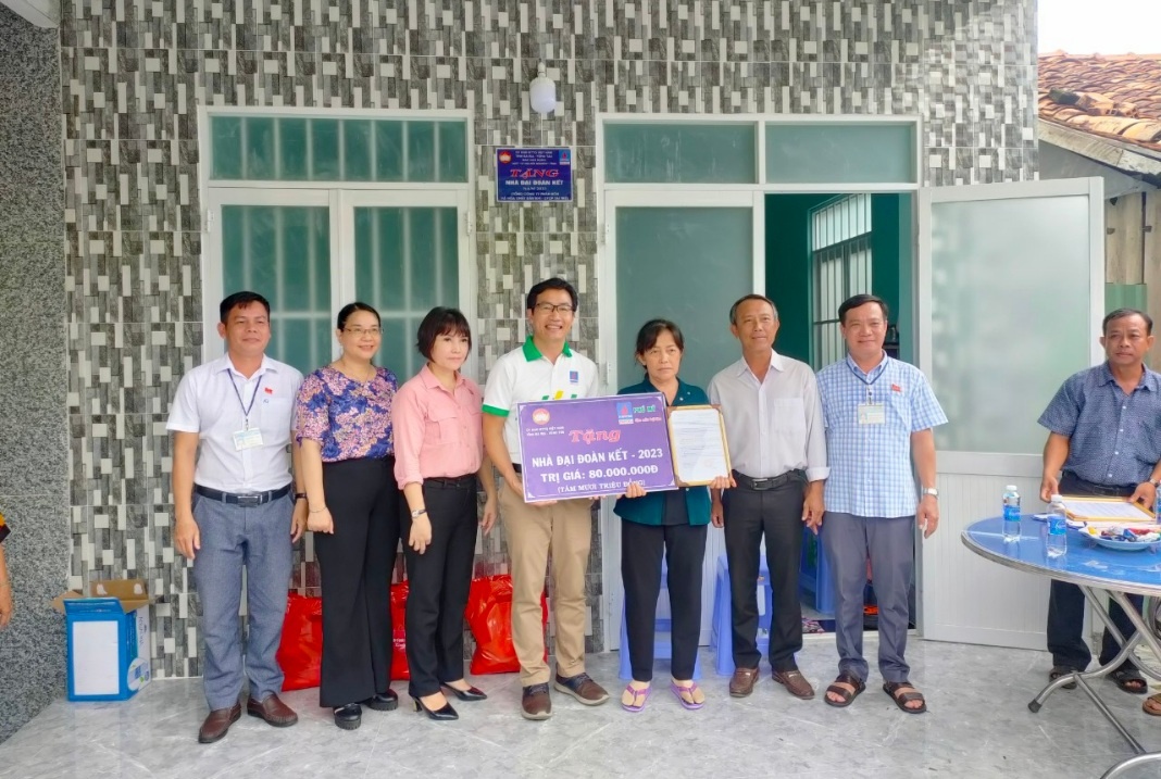 PVFCCo - Phú Mỹ trao tặng nhà Đại đoàn kết cho hộ gia đình có hoàn cảnh khó khăn trên địa bàn Bà Rịa - Vũng Tàu (TP HCM).