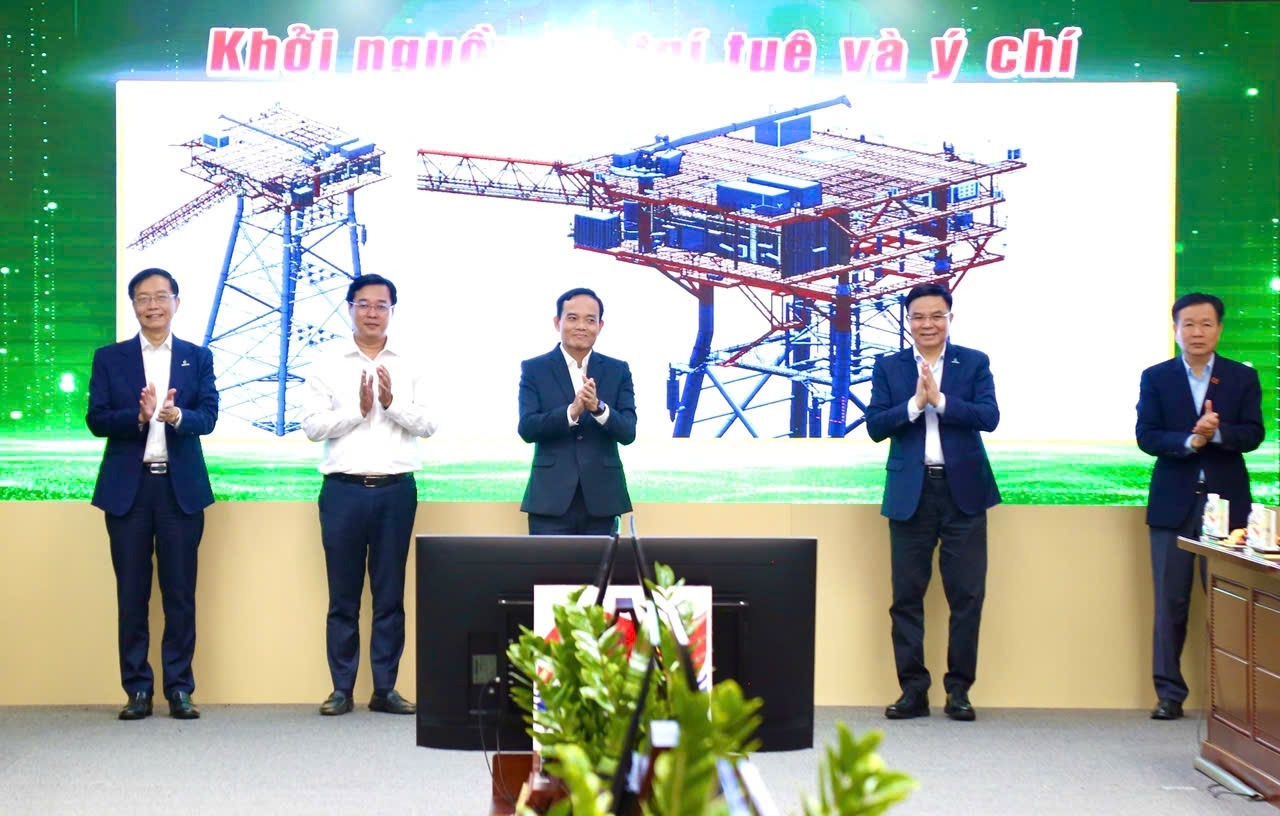 Đồng chí Trần Lưu Quang, Ủy viên Bộ Chính trị, Bí thư Thành ủy TP HCM, Lãnh đạo Petrovietnam, Vietsovpetro thực hiện nghi thức khánh thành giàn đầu giếng BK-24 (Petrovietnam/Vietsovpetro) tháng 11/2025
