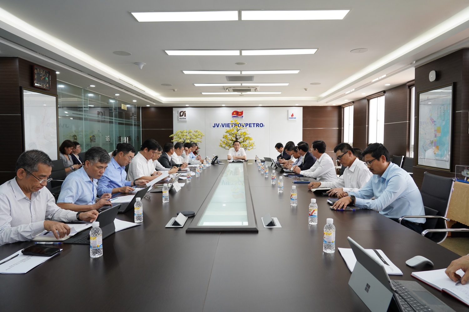 Ngày 25/2, Đoàn lãnh đạo Petrovietnam do ông Lê Ngọc Sơn - Chủ tịch HĐTV Tập đoàn dẫn đầu đã có buổi làm việc với Liên doanh Vietsovpetro về tình hình sản xuất kinh doanh 2 tháng đầu năm và đề ra các phương hướng, giải pháp hoàn thành kế hoạch cả năm 2026 và những năm tiếp theo.