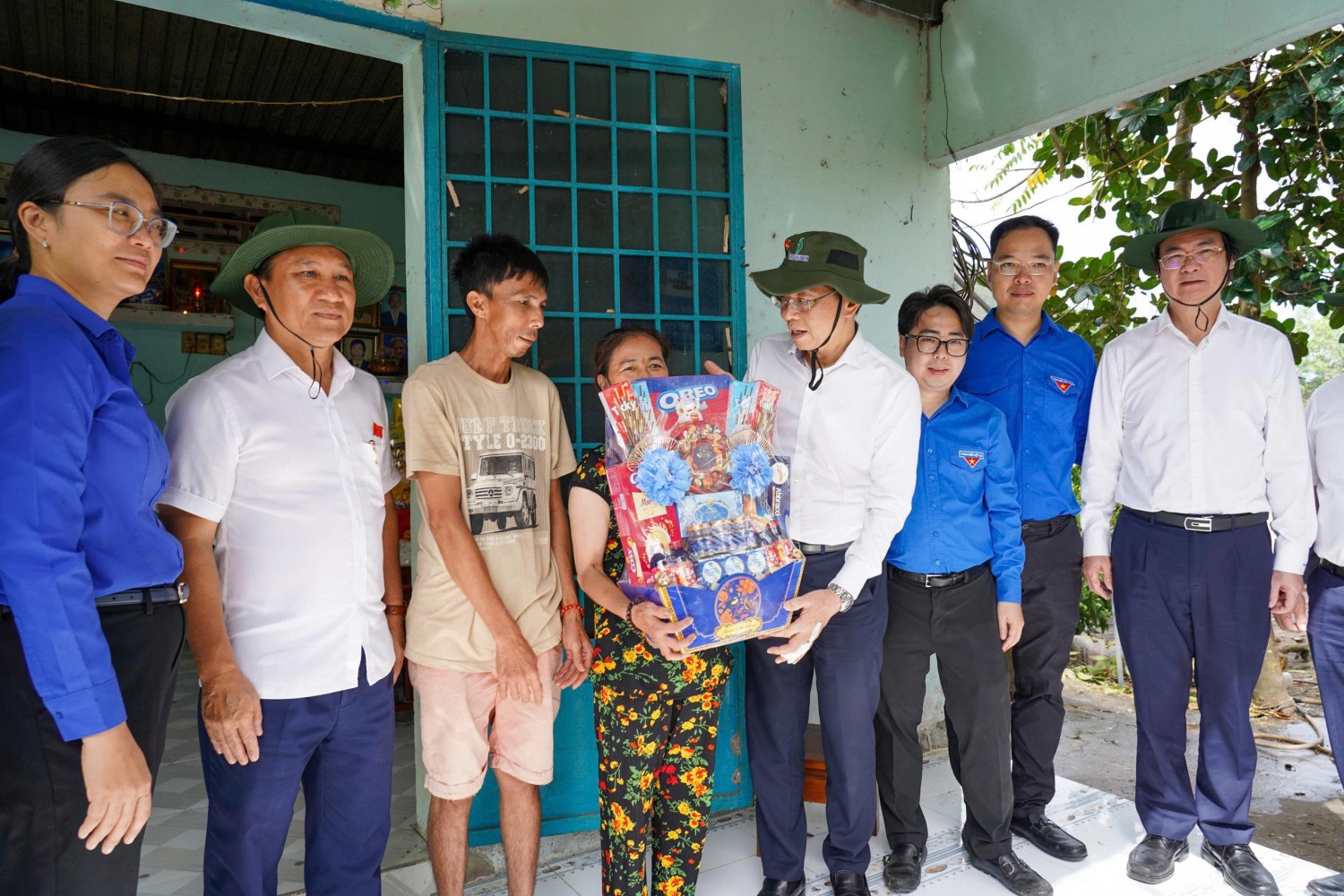 Đồng chí Trần Quang Dũng tặng quà cho hộ gia đình được trao tặng nhà nghĩa tình