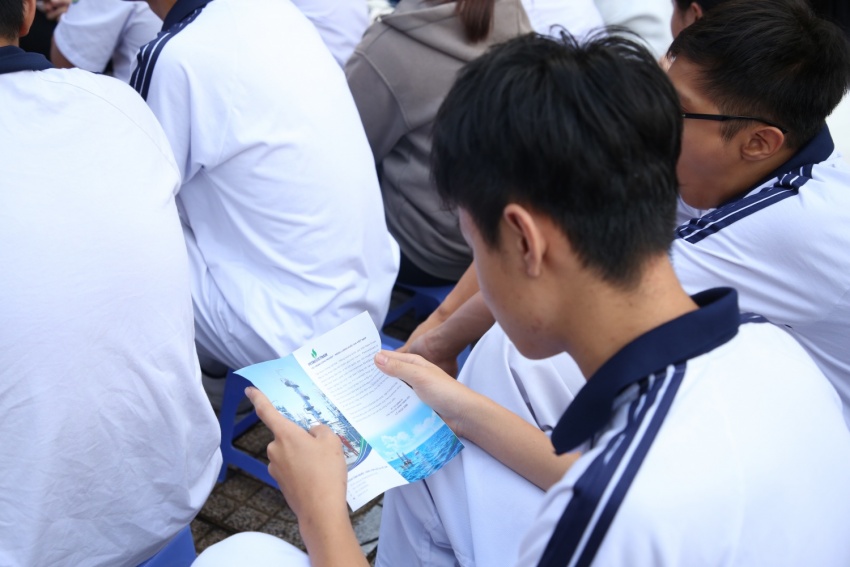 Tờ rơi hướng nghiệp được trao cho các em học sinh