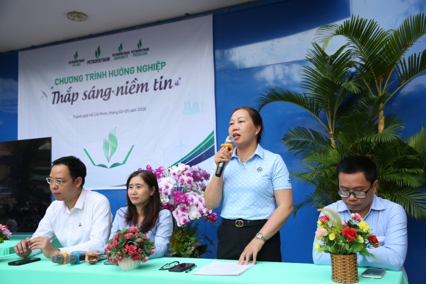 Thầy cô PVU và PV College hướng dẫn các em cách quét mã QR trên tờ rơi để truy cập cổng đăng ký xét tuyển trực tuyến.