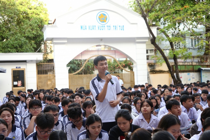 Học sinh Trường THPT Lê Hồng Phong hào hứng tham gia trả lời các câu hỏi về Petrovietnam.