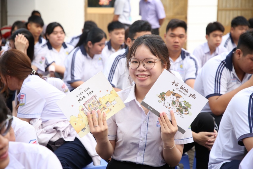 Niềm vui của học sinh Trường THPT Lê Hồng Phong khi chinh phục các thử thách kiến thức về Petrovietnam.