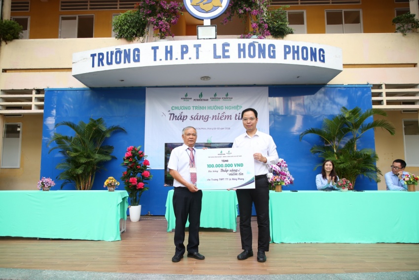 Ông Lê Hoài Bắc - Phó Bí thư Đoàn Thanh niên Petrovietnam, Bí thư Đoàn Thanh niên PV GAS trao tặng bảng tài trợ 100 triệu đồng học bổng “Thắp sáng niềm tin” cho Trường THPT Lê Hồng Phong khu vực Bà Rịa - Vũng Tàu.