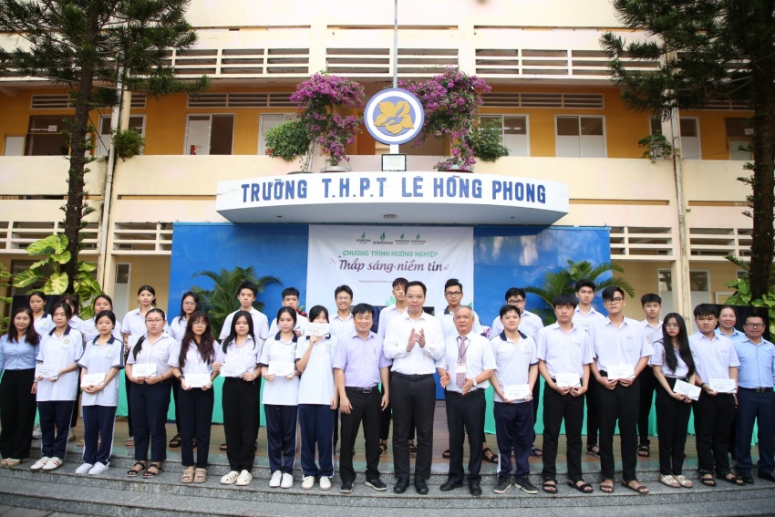 Petrovietnam trao học bổng cho các em học sinh Trường THPT Lê Hồng Phong.