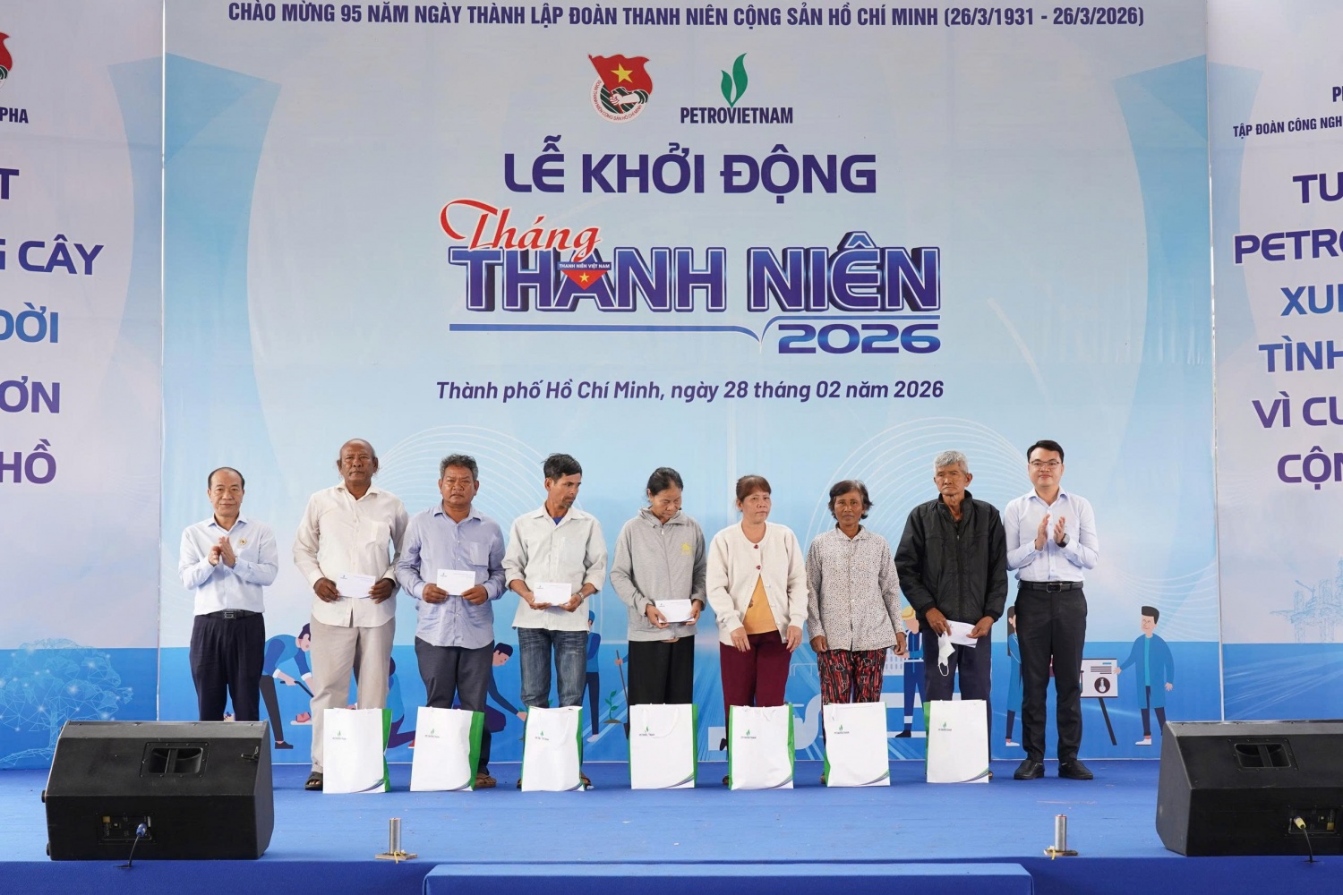Trao quà của Petrovietnam cho các gia đình có hoàn cảnh khó khăn