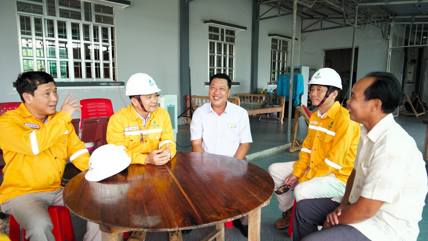 Lãnh đạo SWPOC và chủ tịch xã Tân Thạnh trực tiếp đến thăm hỏi, chúc Tết, tặng quà năm mới cho các hộ dân bị ảnh hưởng bởi dự án, khu vực LFS An Minh.