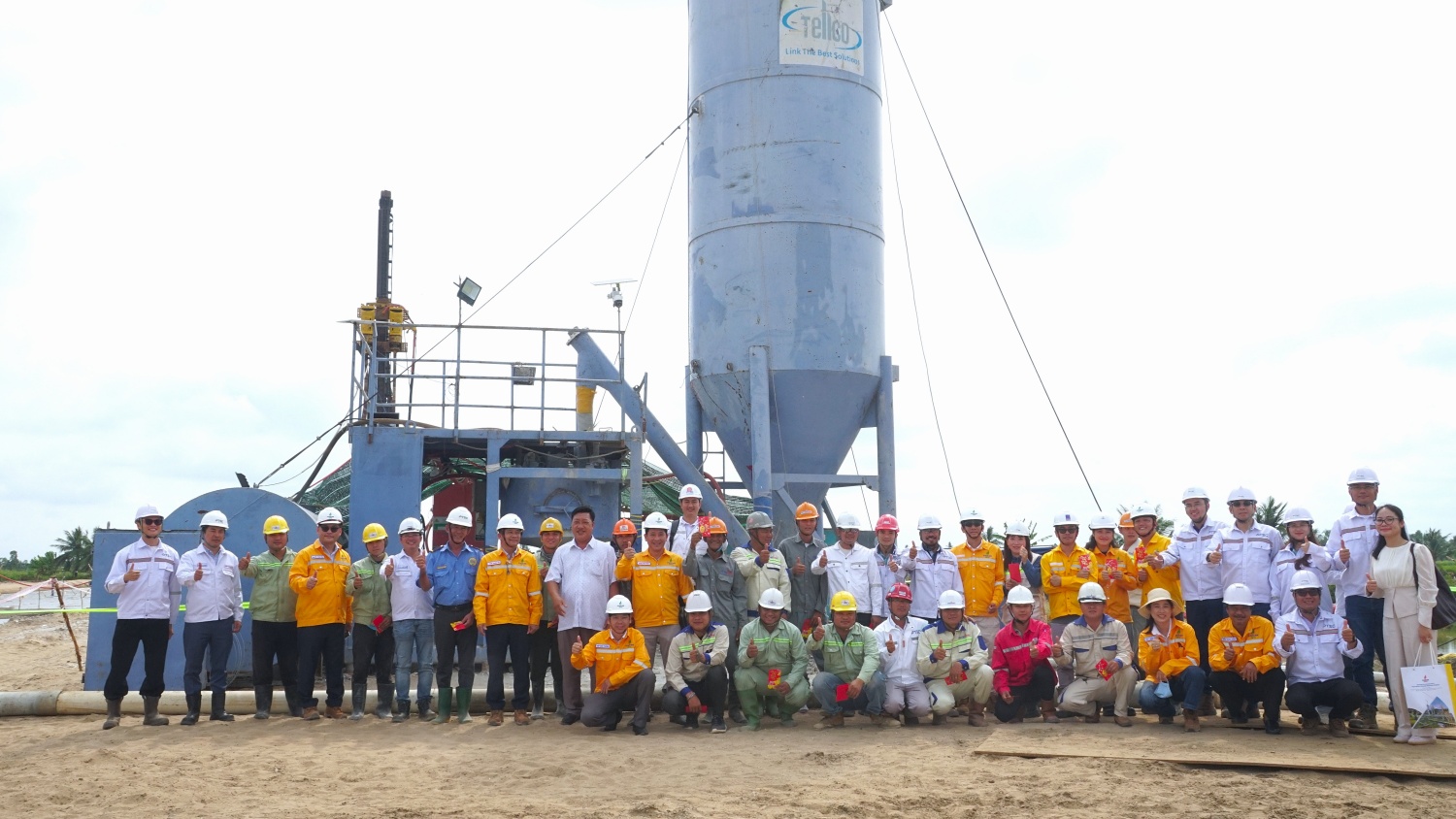 Ban lãnh đạo SWPOC, PTSC thăm hỏi, chúc Tết và trao lì xì năm mới cho cán bộ, kỹ sư, người lao động trên công trường trạm tiếp bờ (LFS) An Minh.