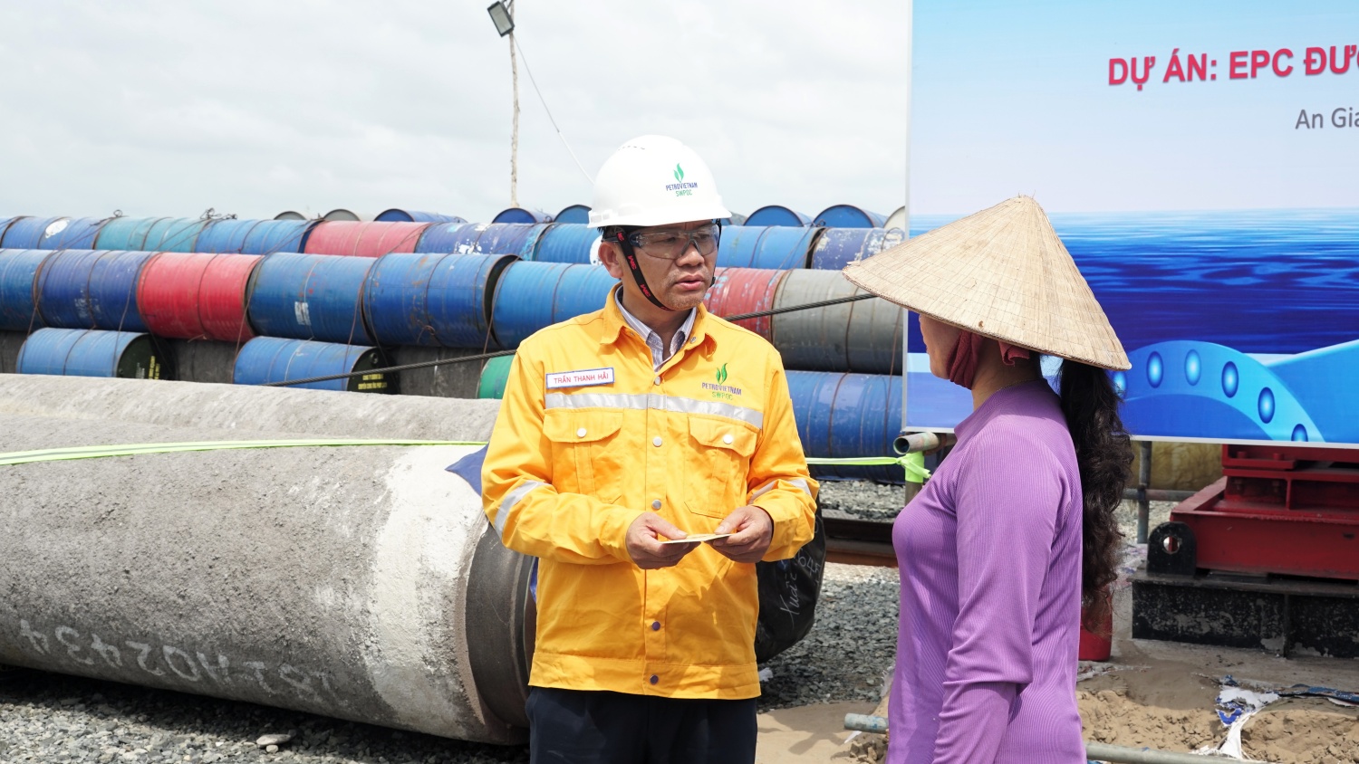 Lãnh đạo SWPOC tặng quà năm mới cho hộ dân bị ảnh hưởng bởi dự án, thuộc khu vực TTC03.