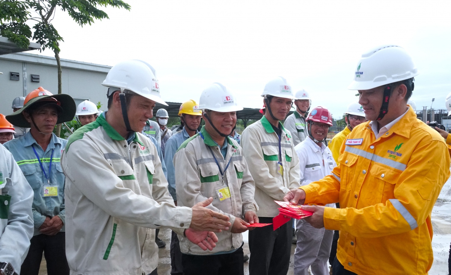 Ban lãnh đạo SWPOC, PTSC động viên, chúc Tết và trao lì xì năm mới cho cán bộ, kỹ sư, người lao động trên công trường trung tâm phân phối khí (GDC) Ô Môn.