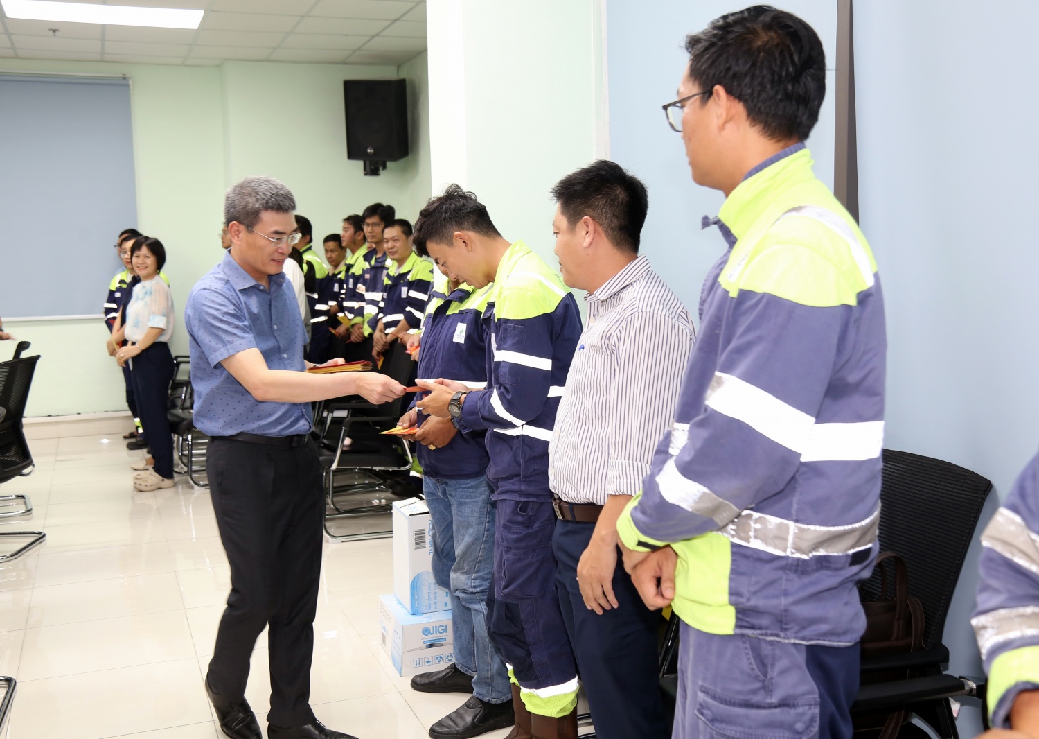 Ông Dương Mạnh Sơn động viên, chúc mừng năm mới CNCNV NMNĐ Sông Hậu 1.