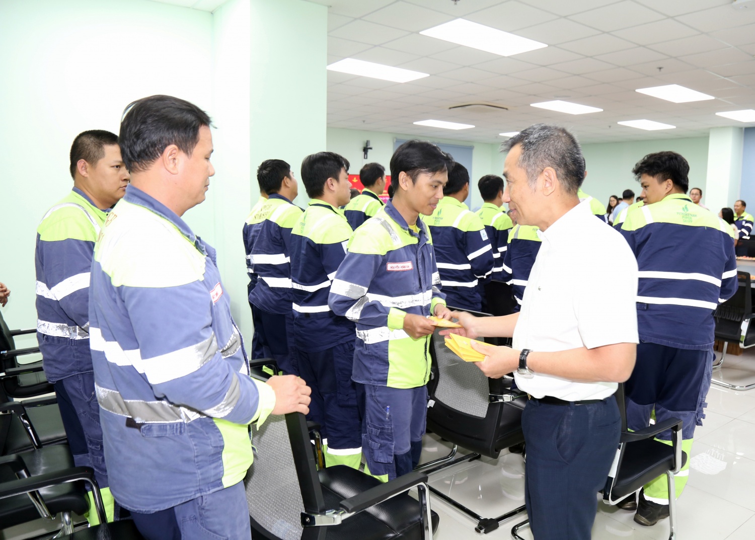 Ông Đặng Minh Phong - Kế toán trưởng, Trưởng Ban Tài chính Kế toán Petrovietnam chúc mừng năm mới CBCNV NMNĐ Sông Hậu 1.