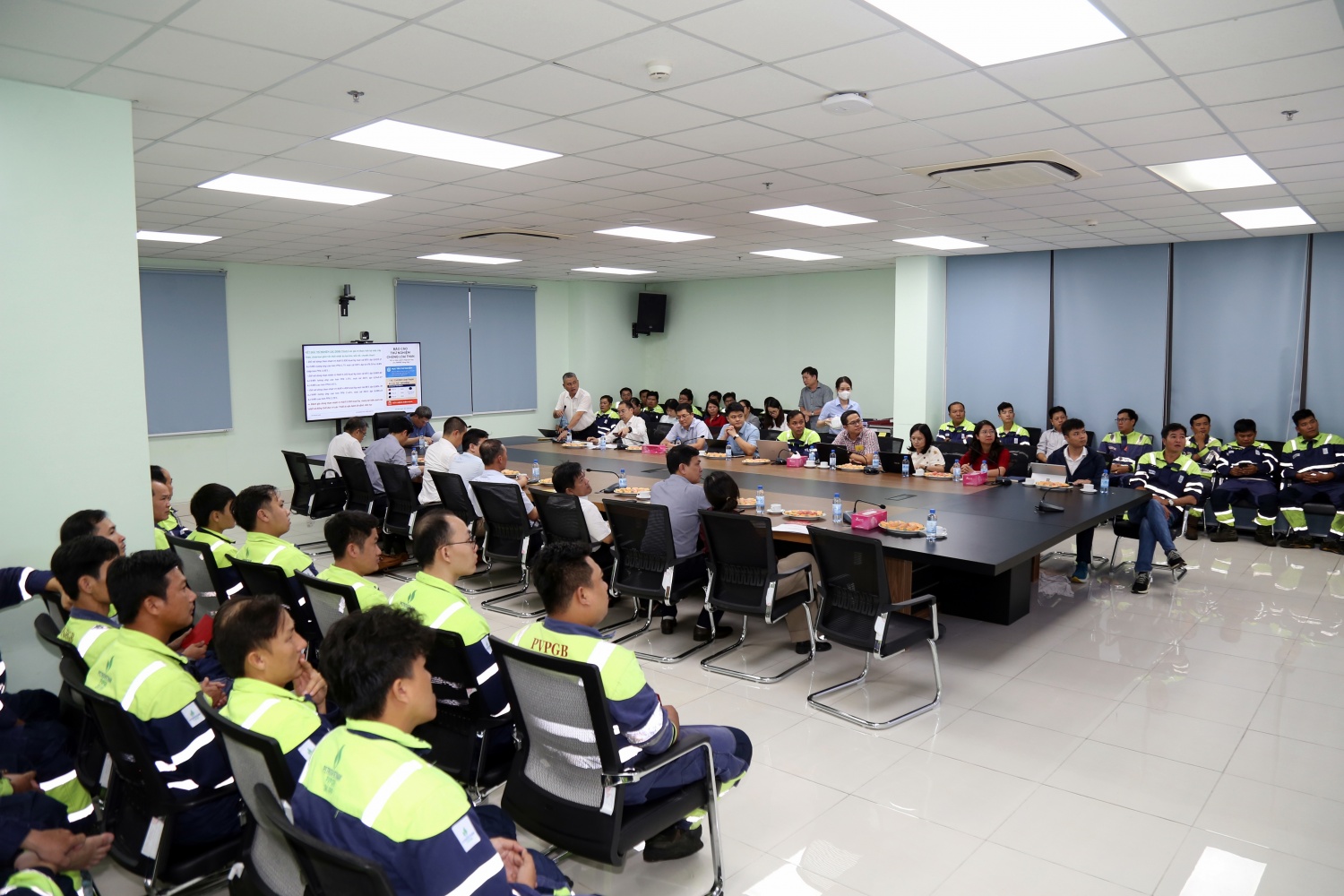 Buổi làm việc có sự tham gia đông đủ của CBCNV NMNĐ Sông Hậu 1.