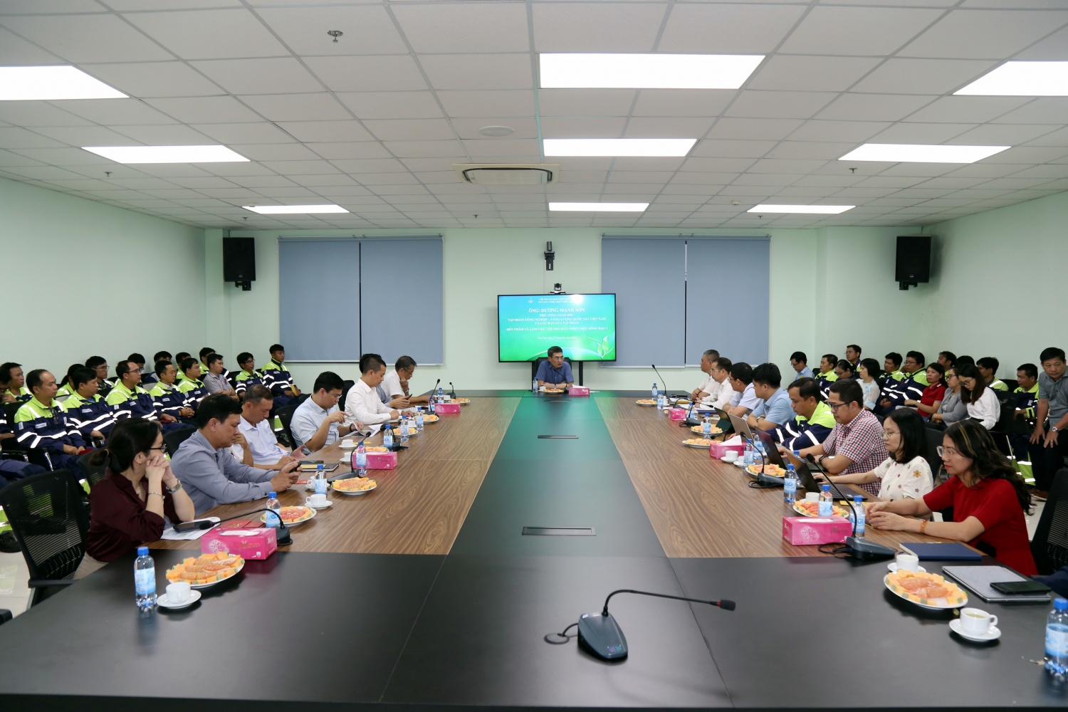 Ông Dương Mạnh Sơn - Phó Tổng giám đốc Petrovietnam làm việc với NMNĐ Sông Hậu 1.