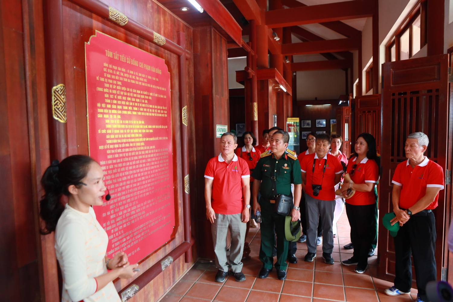 Các thế hệ làm việc trong ngành Dầu khí thăm và tưởng nhớ vị cố Thủ tướng tại Khu lưu niệm Thủ tướng Phạm Văn Đồng.